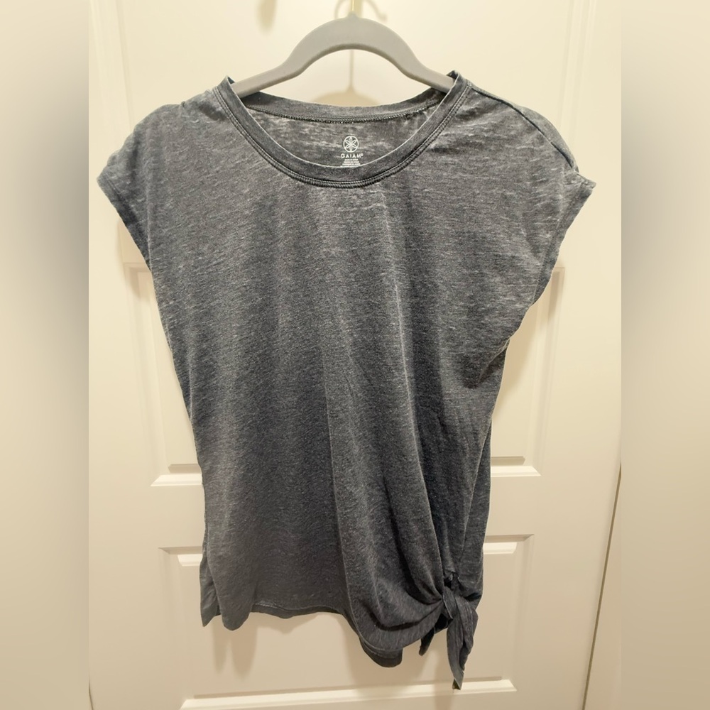 Gaiam. Women’s Gray, Side-Tie Yoga Tshirt. Size Small.
